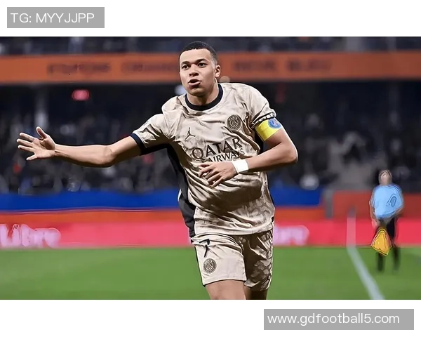 《足坛传奇风云再起：足球明星背后的荣耀与挑战》