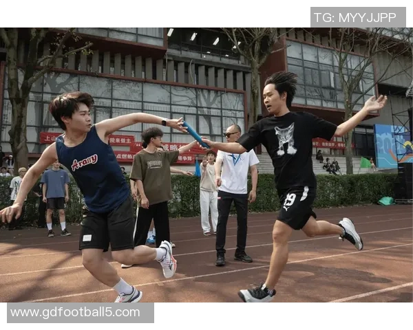 以足球俱乐部为核心探讨团队凝聚力与竞技精神在现代体育中的重要作用 以足球俱乐部为核心探讨团队凝聚力与竞技精神在现代体育中的重要作用