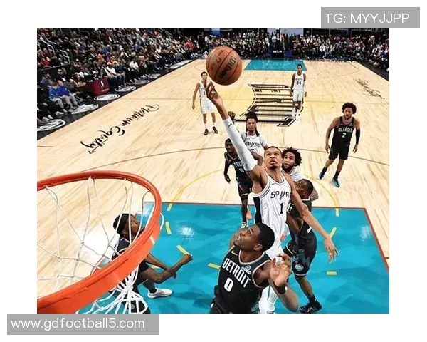 火箭与马刺激战正酣 双方主力对决引爆球迷热情 火箭与马刺激战正酣 双方主力对决引爆球迷热情