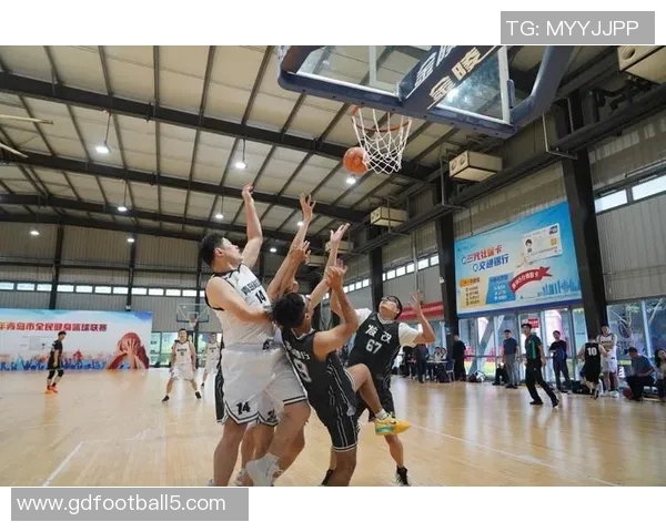 篮球激情燃动青春赛场展现团队拼搏与永不言弃精神