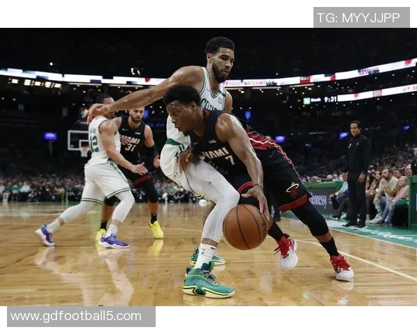 费城76人鏖战迈阿密热火巅峰对决再掀东部篮球激情风暴