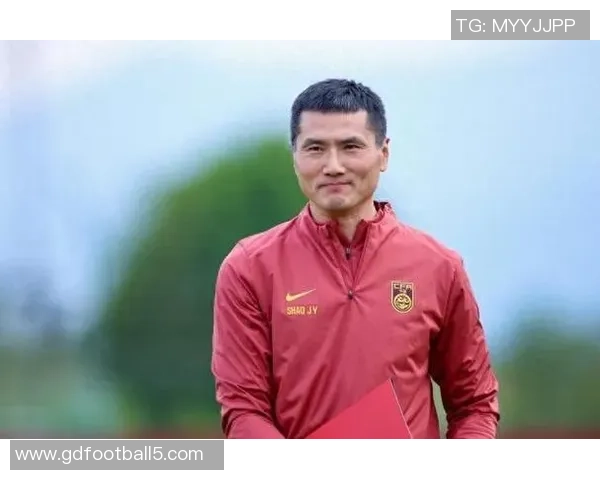 邵佳一从球场到教练席的奋斗历程展现中国足球精神力量